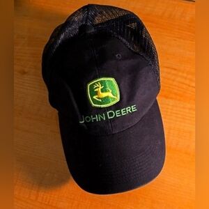 LIKE NEW Youth Black JOHN DEERE Mesh Adjustable Baseball Cap
